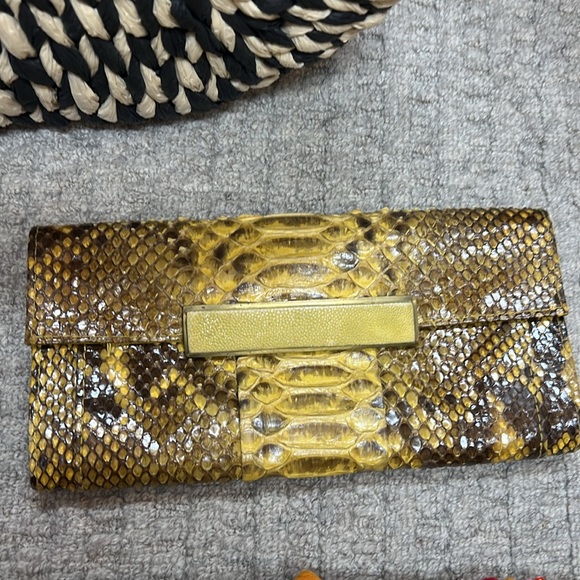 5 amazing clutches, and beach bag all sold as a set! - Picture 3 of 6